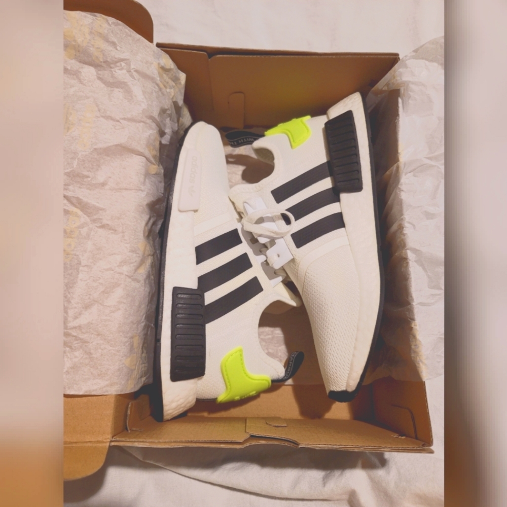 NWOT Adidas NMD White/black/green Kids 7 Women 9